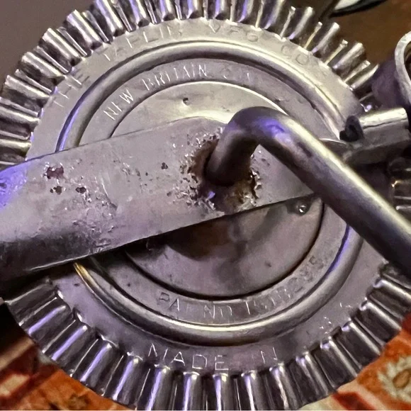 3/$15 Vintage Taplin MFG CO Yellow Knob/Handle Manual Egg Beater Mixer - Picture 4 of 6